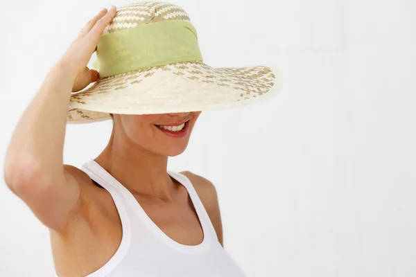 Χαμογελαστή γυναίκα φοράει καπέλο αχύρου — Φωτογραφία Αρχείου