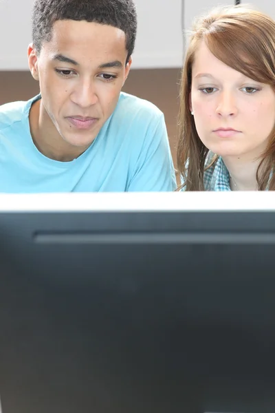 Dva teenageři před počítač — Stock fotografie