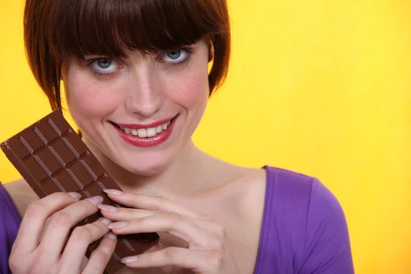 Mulher com uma barra de chocolate — Fotografia de Stock