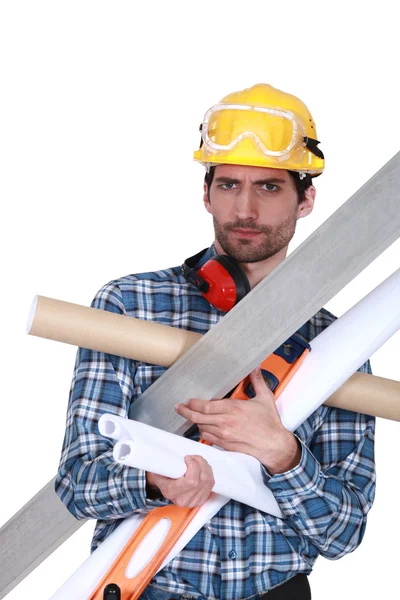 Handyman worstelt om zijn apparatuur te dragen — Stockfoto