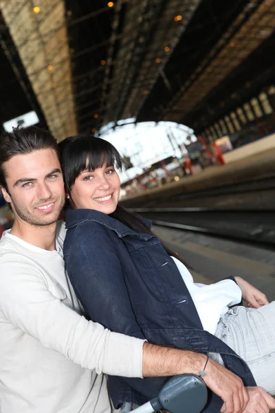 Ungt par väntar på tåget — Stockfoto