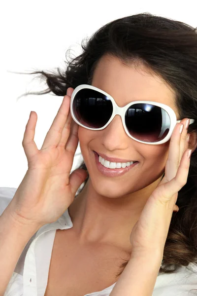 Молодая женщина в огромных солнечных очках — стоковое фото