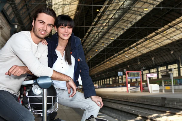 Par som väntar på tåget — Stockfoto