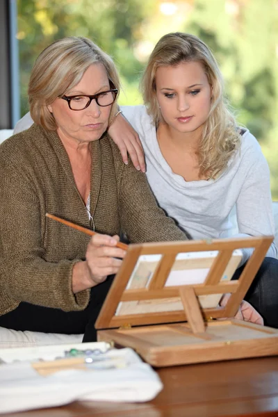 Senior moeder en dochter tijd samen doorbrengen — Stockfoto
