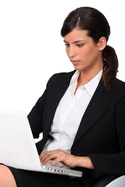 Mulher usando computador portátil — Fotografia de Stock