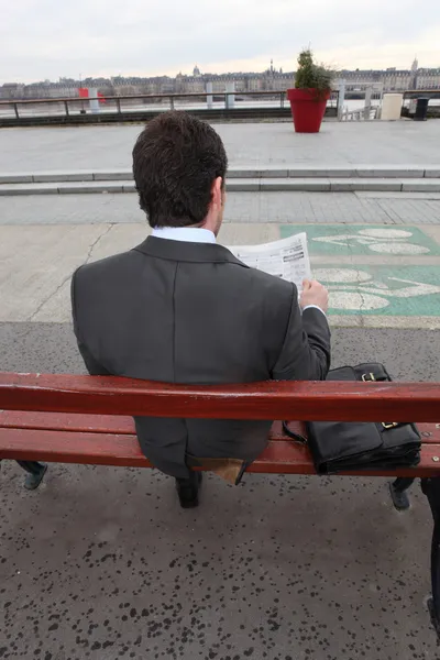 Homem sentado num banco — Fotografia de Stock