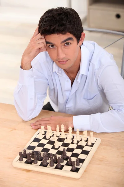 Chico jugando ajedrez —  Fotos de Stock