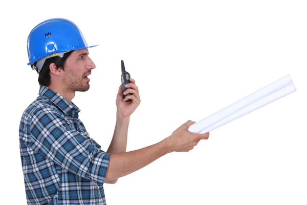 Onun walkie talkie konuşurken inşaat sorumlusu — Stok fotoğraf
