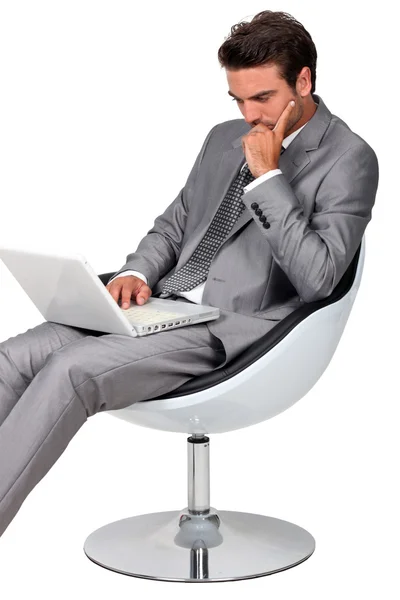 Hombre de negocios inteligente usando el ordenador portátil —  Fotos de Stock