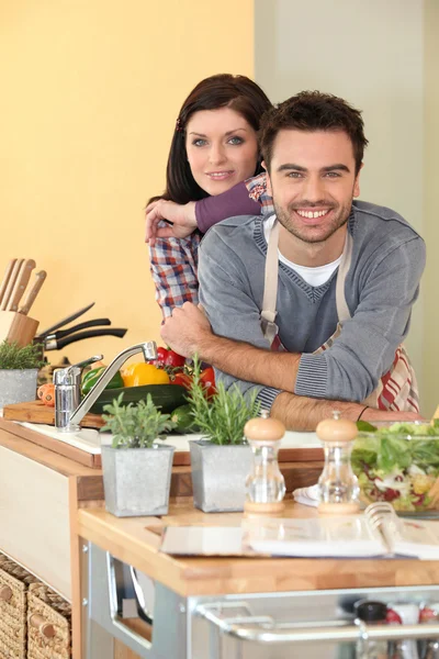 Пара готує свіжі овочі — стокове фото