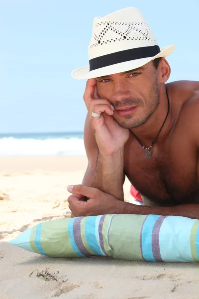Hombre en la playa en un sombrero de paja panama —  Fotos de Stock