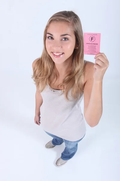 Junge Frau zeigt ihren neuen Führerschein (französisch)) — Stockfoto