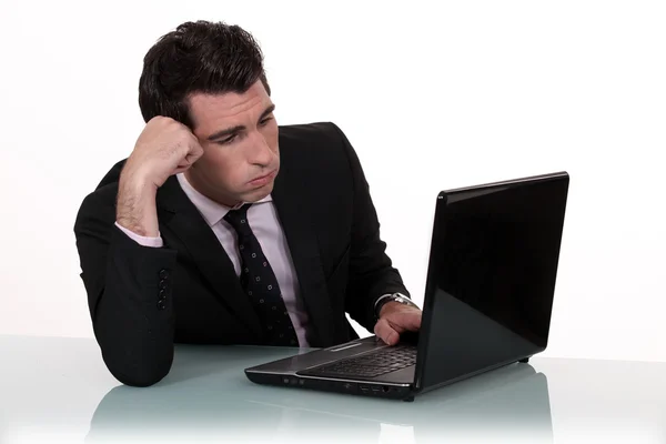 Empresario molesto trabajando en su portátil — Foto de Stock