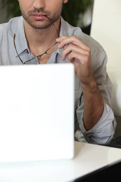 Uomo masticare paio di occhiali — Foto Stock