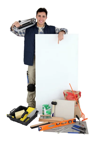Fliesenschneider zeigt auf seine Ausrüstung — Stockfoto