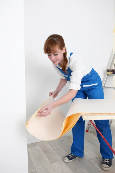 Mulher preparando papel de parede — Fotografia de Stock