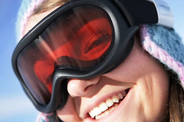 Closeup μιας γυναίκας που φοράει μια μάσκα σκι — Φωτογραφία Αρχείου