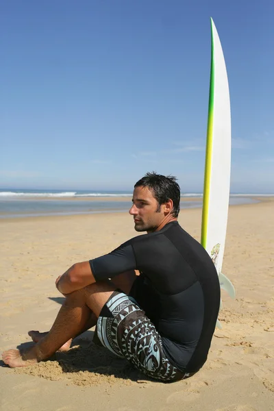 Surfer στην παραλία — Φωτογραφία Αρχείου