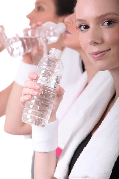 Женщины пьют воду после тренировки — стоковое фото