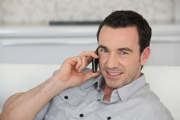 Cep telefonunu üzerinde konuşan adam — Stok fotoğraf