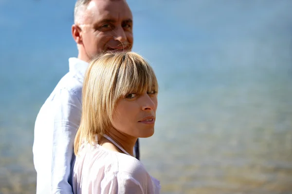 Casal dando um passeio romântico ao longo da praia — Fotografia de Stock