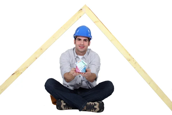 Man zit onder een dak latten — Stockfoto