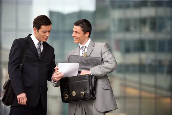 Two lawyers discussing outdoors — Stock Photo, Image