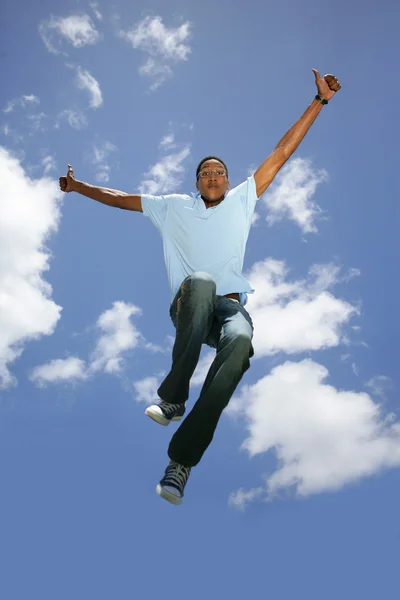 Mann springt in die Luft — Stockfoto