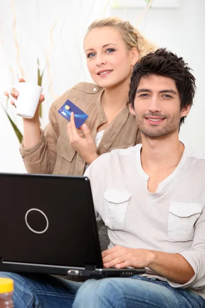 Jeune couple shopping en ligne — Photo
