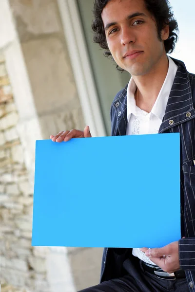 Homem ficou fora da casa com cartaz azul — Fotografia de Stock