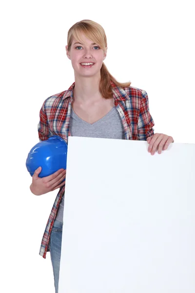 Femme avec un casque dur et un tableau blanc — Photo