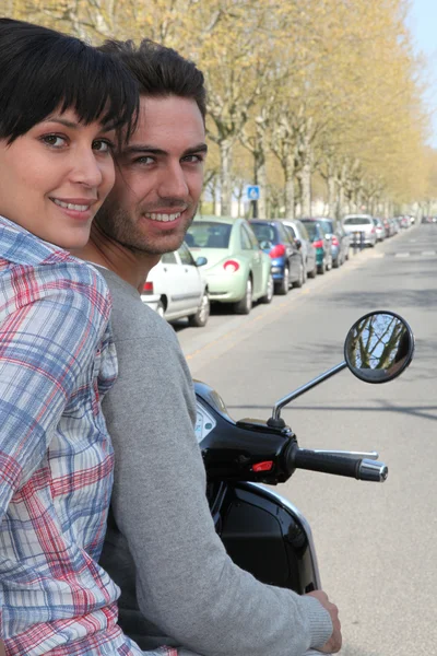 Bir motosiklet üzerinde çift — Stok fotoğraf