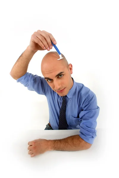 Mann rasiert Kopf — Stockfoto