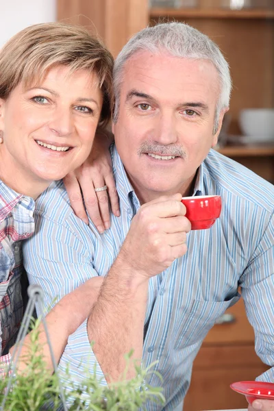 Мужчина и женщина пьют кофе — стоковое фото