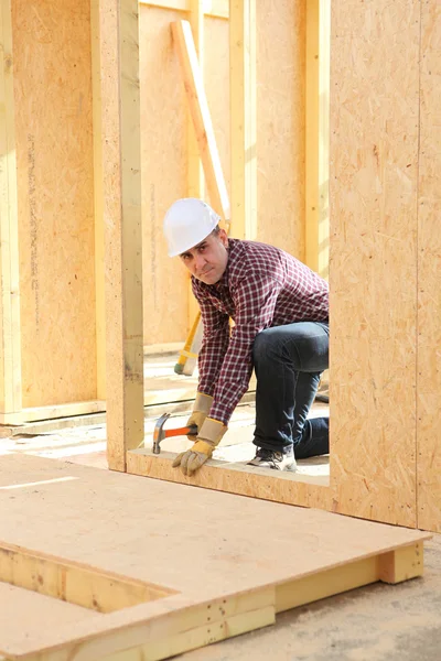Construtor construindo uma casa — Fotografia de Stock