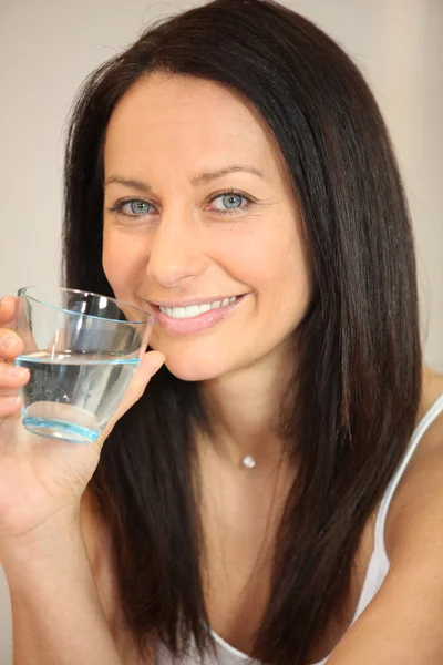 Vrouw die een glas water drinkt — Stockfoto