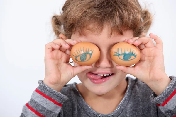 Kind spelen met eieren — Stockfoto