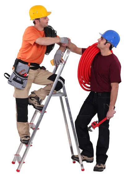 Due elettricisti in piedi con scala a gradini — Foto Stock