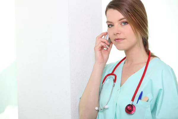 Медсестра у телефоні — стокове фото
