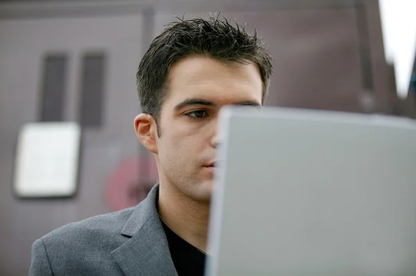 Jonge professionele werking voort zijn laptop — Stockfoto