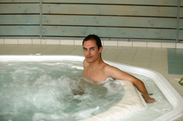 男子坐在按摩浴缸 — 图库照片