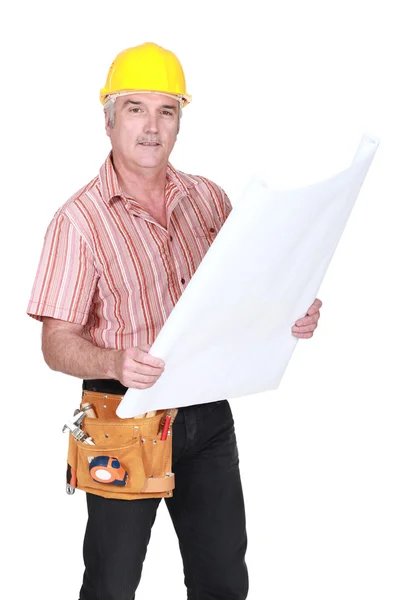 Vedoucí řemeslník drží blueprint — Stock fotografie