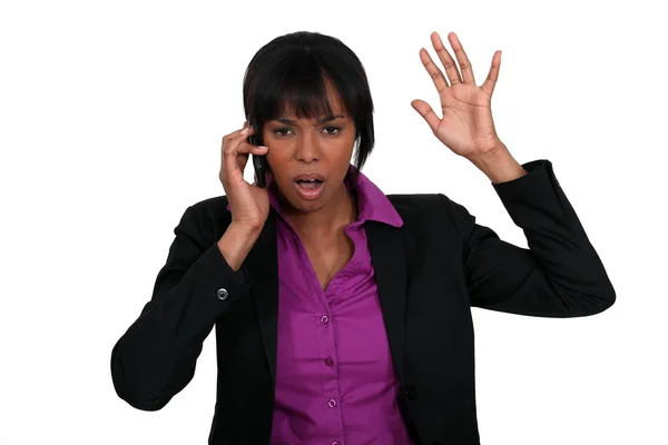 Una mujer de negocios negra enojada por teléfono . — Foto de Stock
