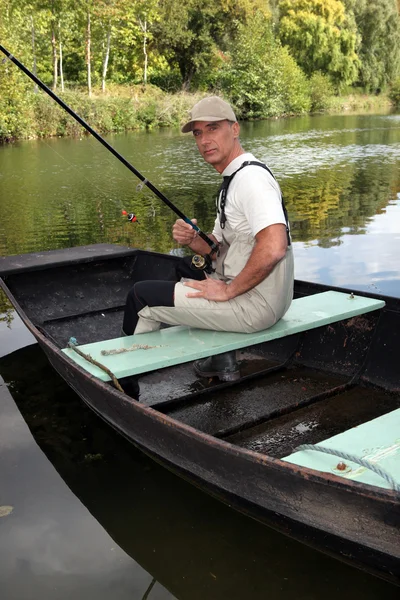 Людина насолоджується риболовлею, подорожжю — стокове фото