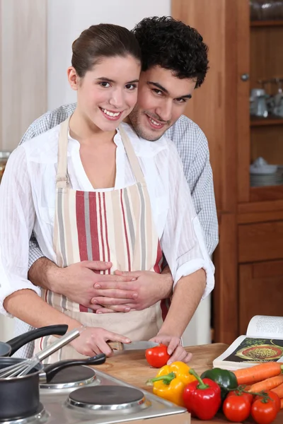 Pareja joven cocinando juntos —  Fotos de Stock