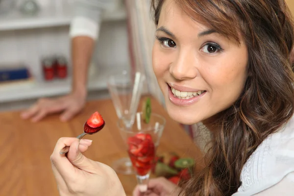 Junge Frau isst Erdbeeren — Stockfoto