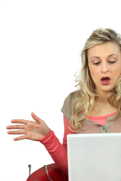 Dizüstü bilgisayar kullanan sürpriz ifade ile kız — Stok fotoğraf