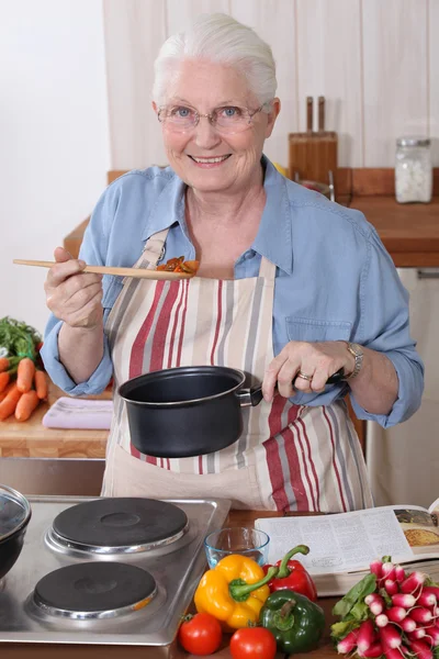 Nagymama főzés. — Stock Fotó