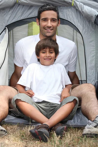 Vader en zoon in een tent — Stockfoto