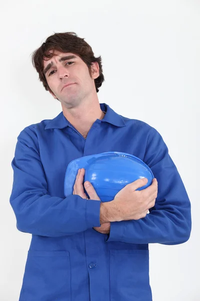 Stavební dělník helmu držel na prsou — Stock fotografie